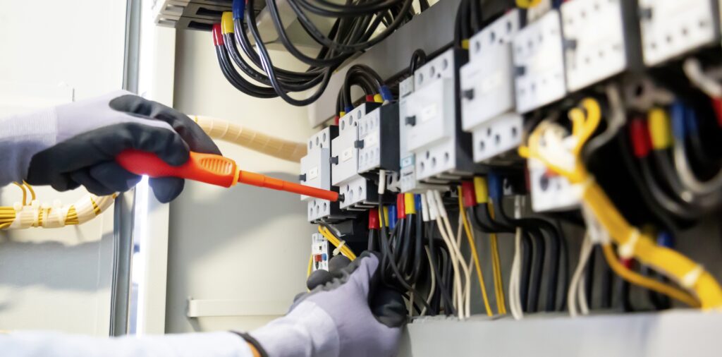Manutenzione di impianti elettrici a Putignano